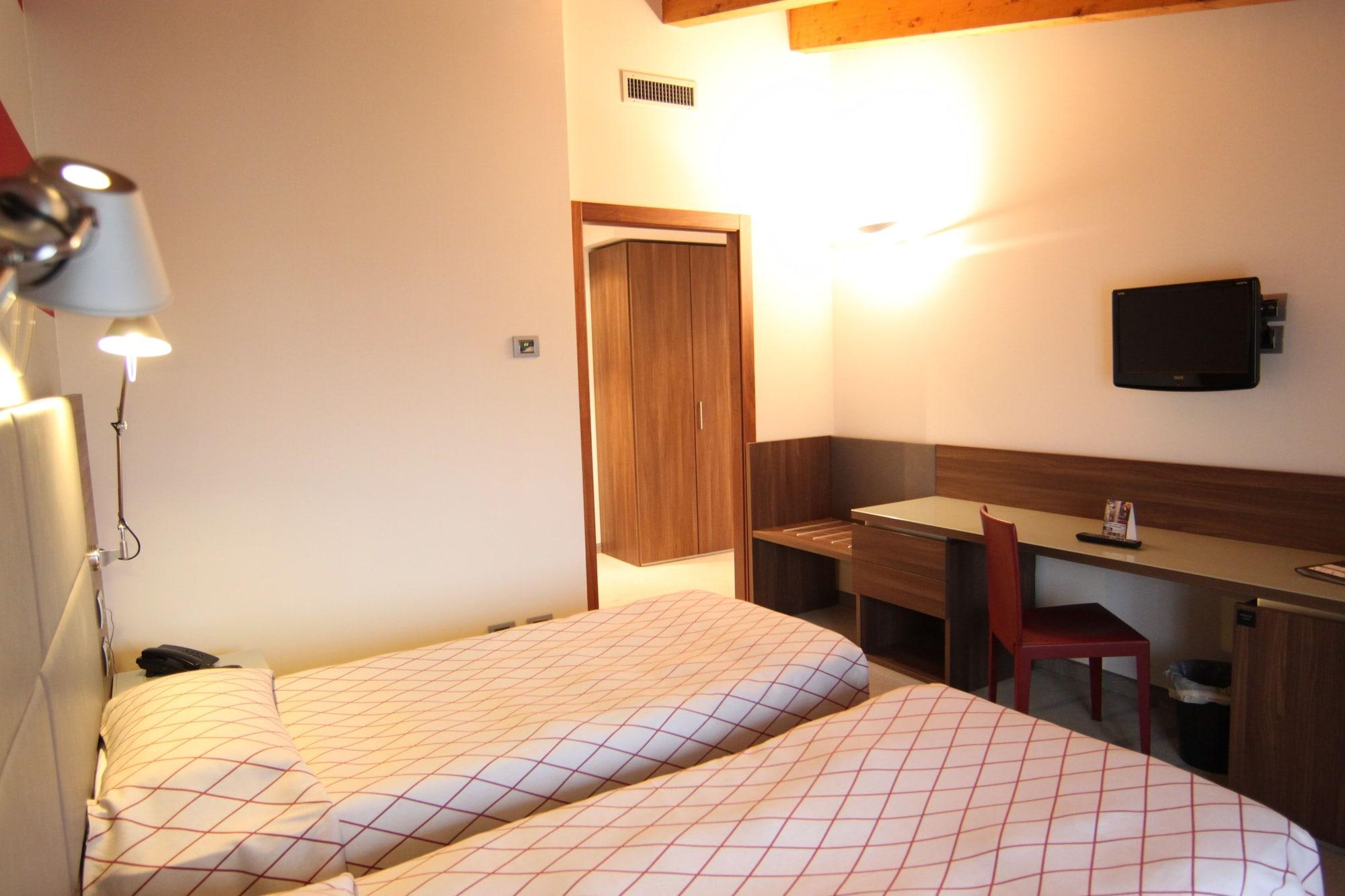 Hotel Del Parco ヴィジェーヴァノ エクステリア 写真