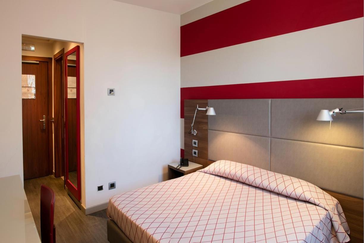 Hotel Del Parco ヴィジェーヴァノ エクステリア 写真