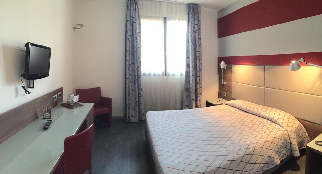 Hotel Del Parco ヴィジェーヴァノ エクステリア 写真