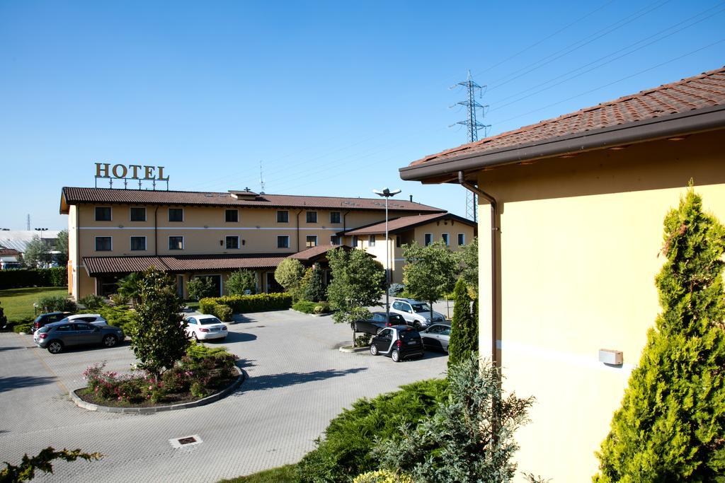 Hotel Del Parco ヴィジェーヴァノ エクステリア 写真