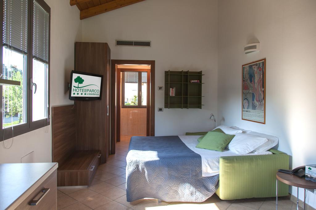 Hotel Del Parco ヴィジェーヴァノ エクステリア 写真